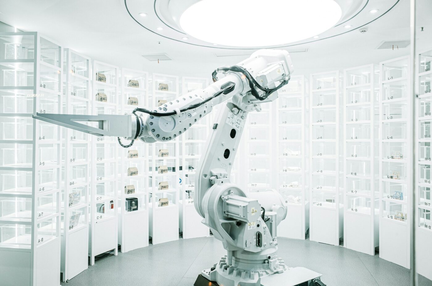 Cellule automatisée dans un atelier moderne